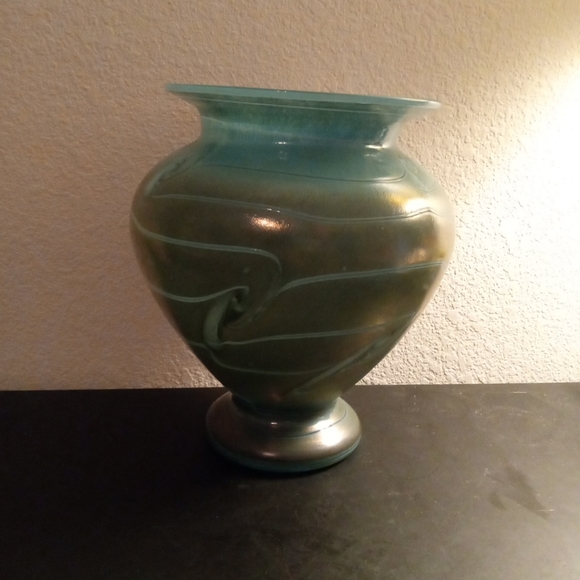 EXQUISITE Signed Tom Stoenner Hand Blown 12" Luster Art Glass Squat Vase. - Picture 2 of 6